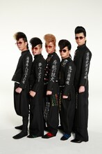 氣志團新学ランの左側面。