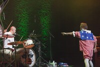 左からNABO（Dr）、ATSUSHI（Vo）。（撮影：中野修也）