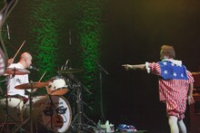 左からNABO（Dr）、ATSUSHI（Vo）。（撮影：中野修也）