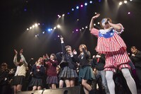 ダンスグループ・八王ジーザスや学生スタッフがステージに上ったニューロティカのライブの様子。（撮影：中野修也）