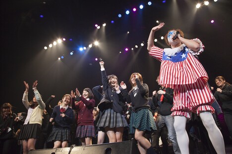 ダンスグループ・八王ジーザスや学生スタッフがステージに上ったニューロティカのライブの様子。(撮影:中野修也)