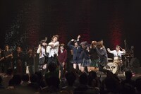 ダンスグループ・八王ジーザスや学生スタッフがステージに上ったニューロティカのライブの様子。（撮影：中野修也）