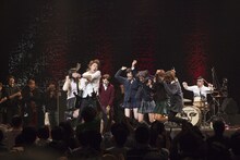 ダンスグループ・八王ジーザスや学生スタッフがステージに上ったニューロティカのライブの様子。（撮影：中野修也）