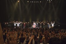 ダンスグループ・八王ジーザスや学生スタッフがステージに上ったニューロティカのライブの様子。（撮影：中野修也）