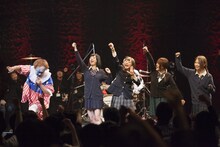 ダンスグループ・八王ジーザスや学生スタッフがステージに上ったニューロティカのライブの様子。（撮影：中野修也）