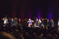 ダンスグループ・八王ジーザスや学生スタッフがステージに上ったニューロティカのライブの様子。（撮影：中野修也）