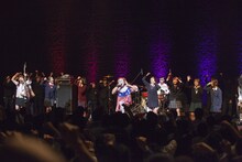 ダンスグループ・八王ジーザスや学生スタッフがステージに上ったニューロティカのライブの様子。（撮影：中野修也）