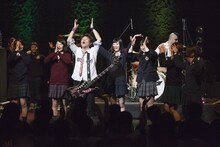 ダンスグループ・八王ジーザスや学生スタッフがステージに上ったニューロティカのライブの様子。（撮影：中野修也）