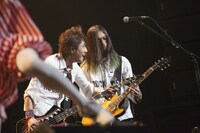 左からKATARU（B）、JAMES（G）。（撮影：中野修也）