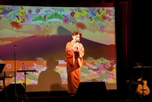 ティーナ・カリーナ「ひとり昭和歌謡祭」の様子。