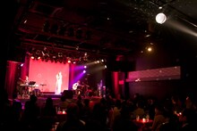 ティーナ・カリーナ「ひとり昭和歌謡祭」の様子。