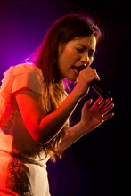 ティーナ・カリーナ「ひとり昭和歌謡祭」の様子。