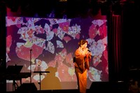 ティーナ・カリーナ「ひとり昭和歌謡祭」の様子。