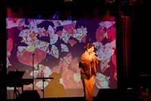 ティーナ・カリーナ「ひとり昭和歌謡祭」の様子。