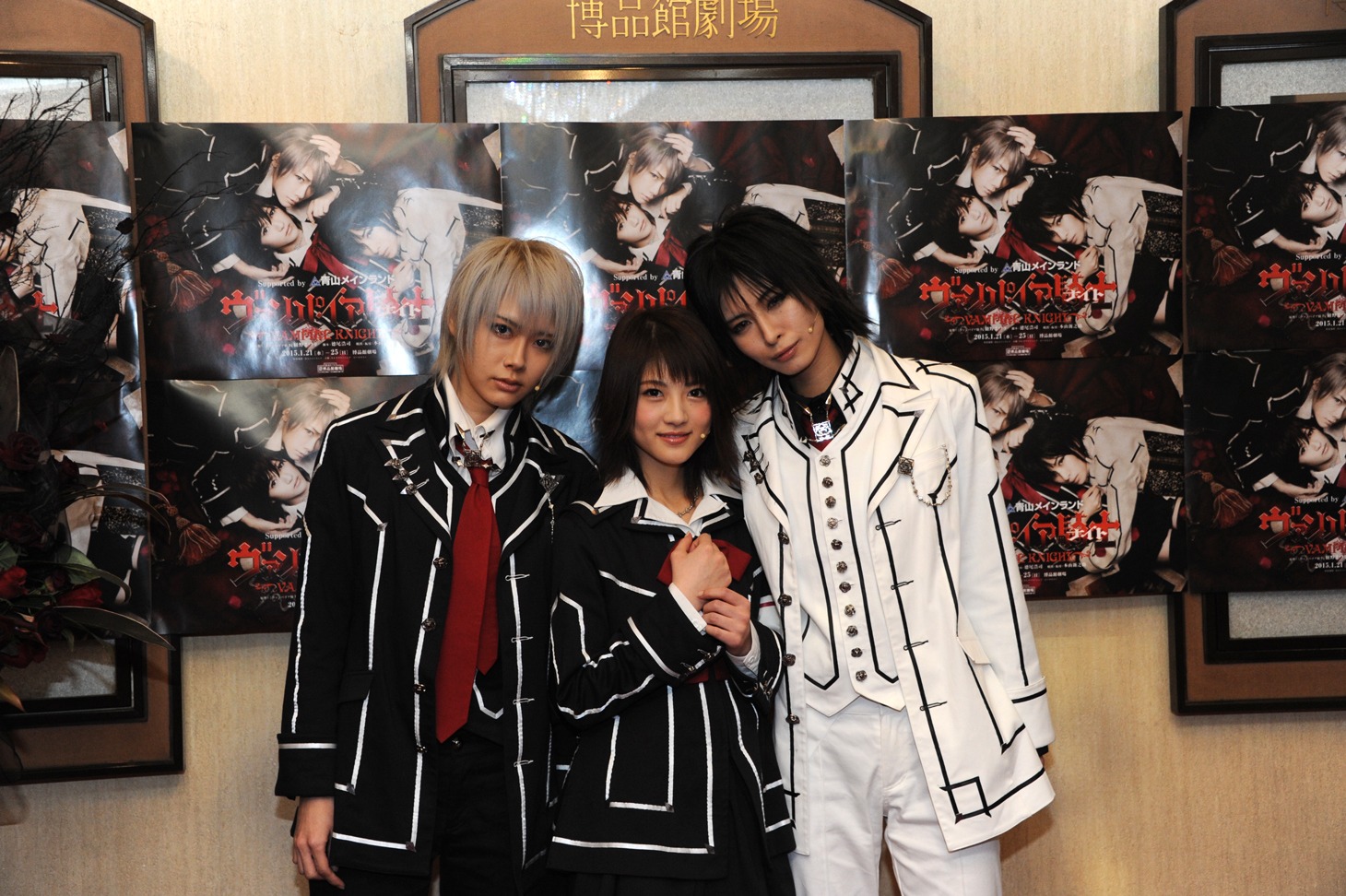 左からルウト、若月佑美（乃木坂46）、AKIRA（DISACODE）。