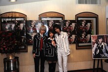 左からルウト、若月佑美（乃木坂46）、AKIRA（DISACODE）。