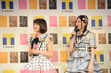 左から宮脇咲良、松井珠理奈。