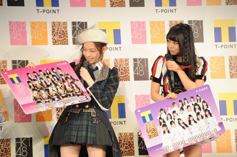 左から島崎遥香、白間美瑠。