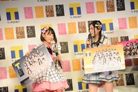 左から宮脇咲良、松井珠理奈。