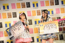 左から宮脇咲良、松井珠理奈。