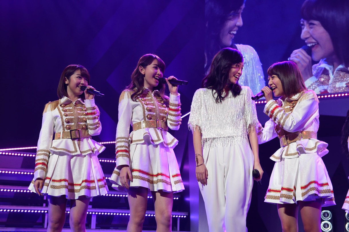 左から峯岸みなみ、小嶋陽菜、前田敦子、高橋みなみ。 (c)AKS