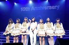 左から柏木由紀、峯岸みなみ、小嶋陽菜、前田敦子、高橋みなみ、松井珠理奈、渡辺麻友。 (c)AKS