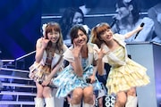 左から小林香菜、宮澤佐江、梅田彩佳。 (c)AKS
