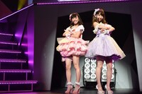 左から渡辺美優紀、柏木由紀。 (c)AKS