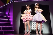 左から渡辺美優紀、柏木由紀。 (c)AKS