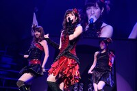 片山陽加らによる「純情主義」歌唱の様子。 (c)AKS