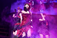 片山陽加らによる「純情主義」歌唱の様子。 (c)AKS