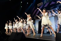 「ここがロドスだ、ここで跳べ！」歌唱の様子。 (c)AKS