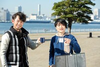 書籍「SESSION IN THE KITCHEN」より。左から伊地知潔（ASIAN KUNG-FU GENERATION）と金澤ダイスケ（フジファブリック）。