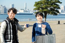 書籍「SESSION IN THE KITCHEN」より。左から伊地知潔（ASIAN KUNG-FU GENERATION）と金澤ダイスケ（フジファブリック）。