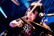 ナヲ(ドラムと女声と姉)(Photo by Kazushi Hamano)