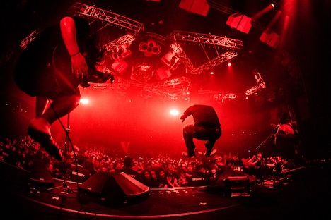 マキシマム ザ ホルモン「MAGROSTIC FRONT~kin to gin no tsutsumi ni haitta shikakui tuna no yatsu saikin tabeteru?~」東京・新木場STUDIO COAST公演の様子。(Photo by Kazushi Hamano)