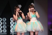 左から小谷里歩、小笠原茉由。(c)AKS