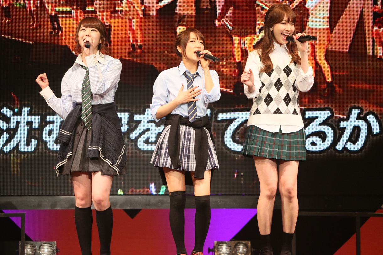 左から峯岸みなみ、高橋みなみ、小嶋陽菜。 (c)AKS