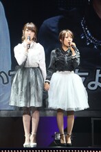 左から峯岸みなみ、高橋みなみ。(c)AKS