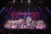 「AKB48リクエストアワー セットリストベスト1035 2015」2日目の公演の様子。(c)AKS