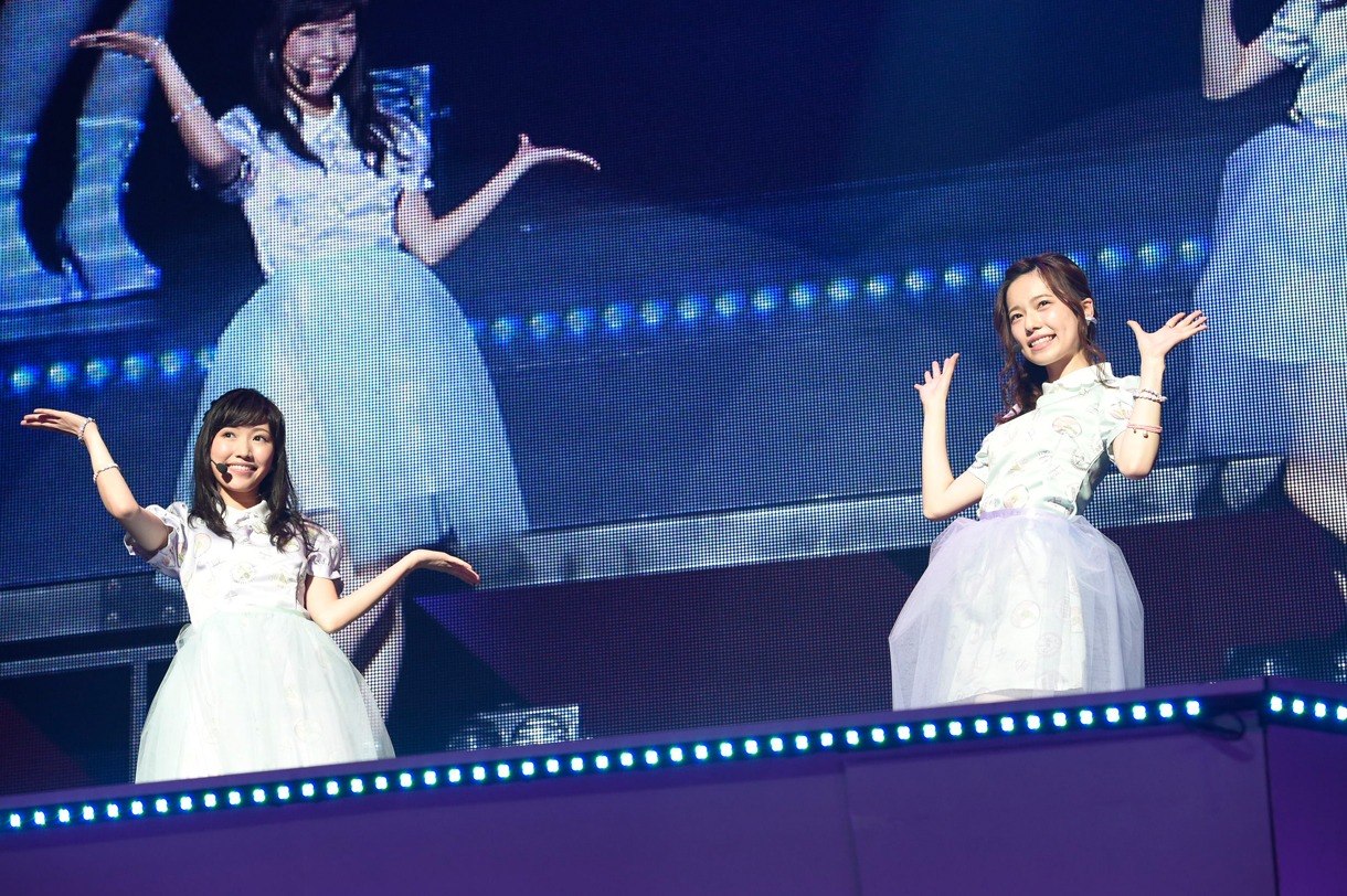 渡辺麻友、島崎遥香による「初恋の鍵」歌唱の様子。 (c)AKS