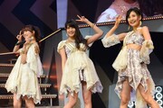 AKB48による「ここがロドスだ、ここで跳べ!」歌唱の様子。 (c)AKS