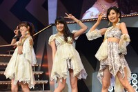 AKB48による「ここがロドスだ、ここで跳べ！」歌唱の様子。 (c)AKS