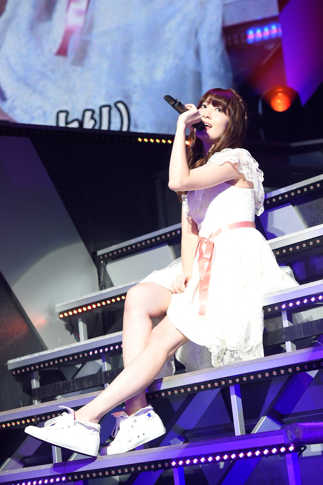 小嶋陽菜による「7回目の『レミゼ』」歌唱の様子。 (c)AKS