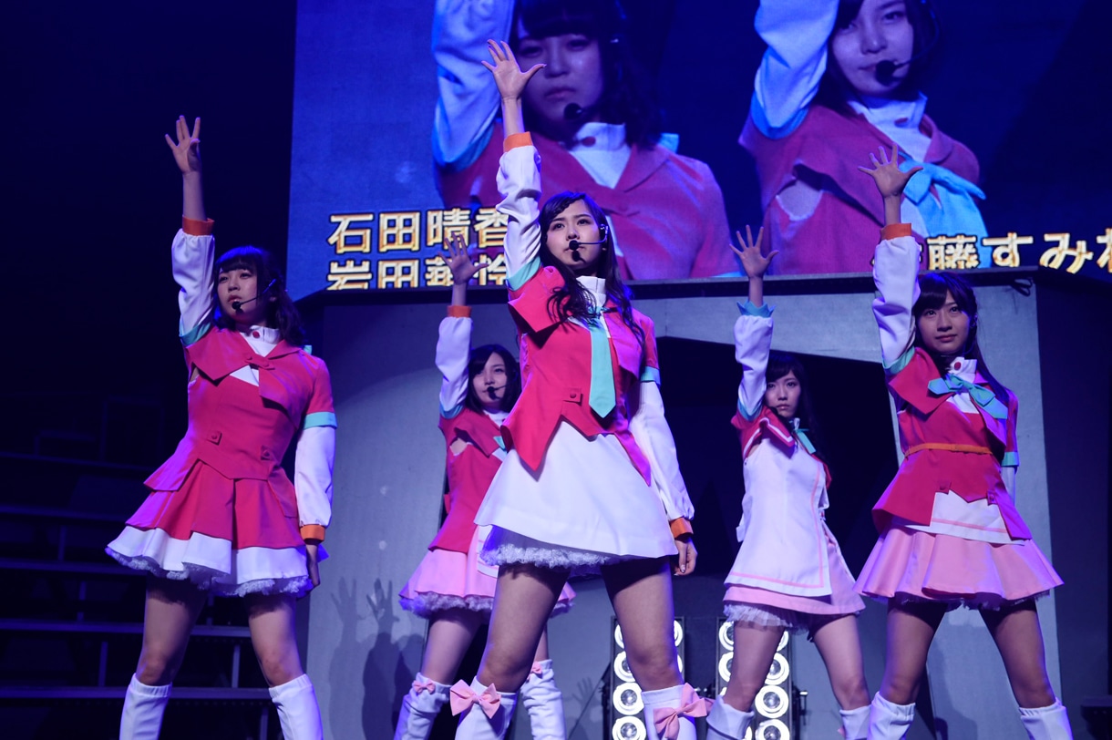 NO NAMEによる「希望について」歌唱の様子。(c)AKS