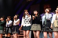 AKB48による「夕陽を見ているか？」歌唱の様子。 (c)AKS