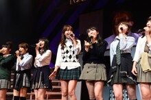 AKB48による「夕陽を見ているか？」歌唱の様子。 (c)AKS