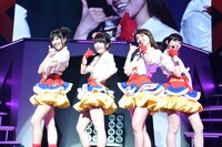 Not yetによる「週末Not yet」歌唱の様子。(c)AKS