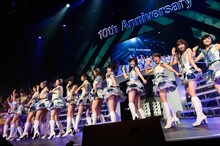 AKB48による「ギンガムチェック」歌唱の様子。(c)AKS