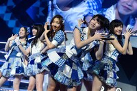 AKB48による「ギンガムチェック」歌唱の様子。(c)AKS